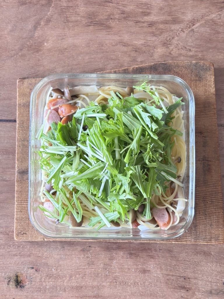 加熱後に水菜をトッピングしたパスタ