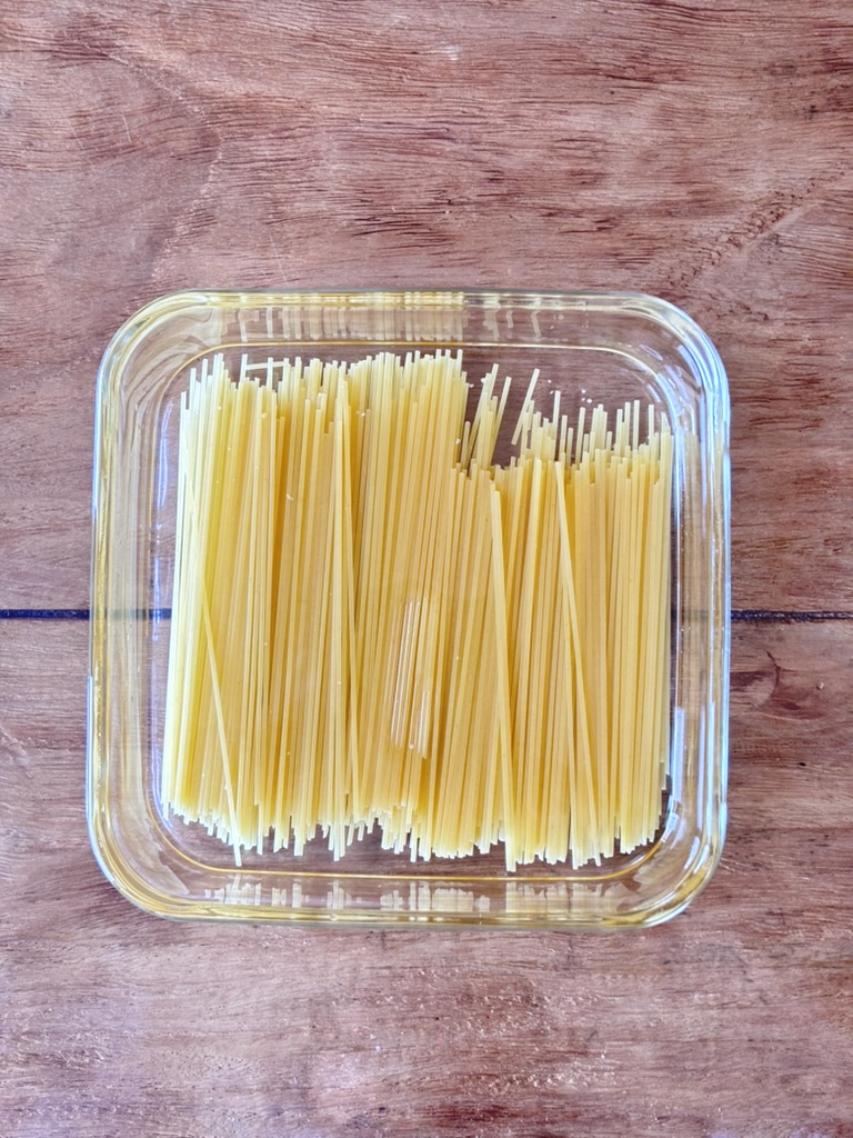 耐熱皿に入れた乾燥パスタ