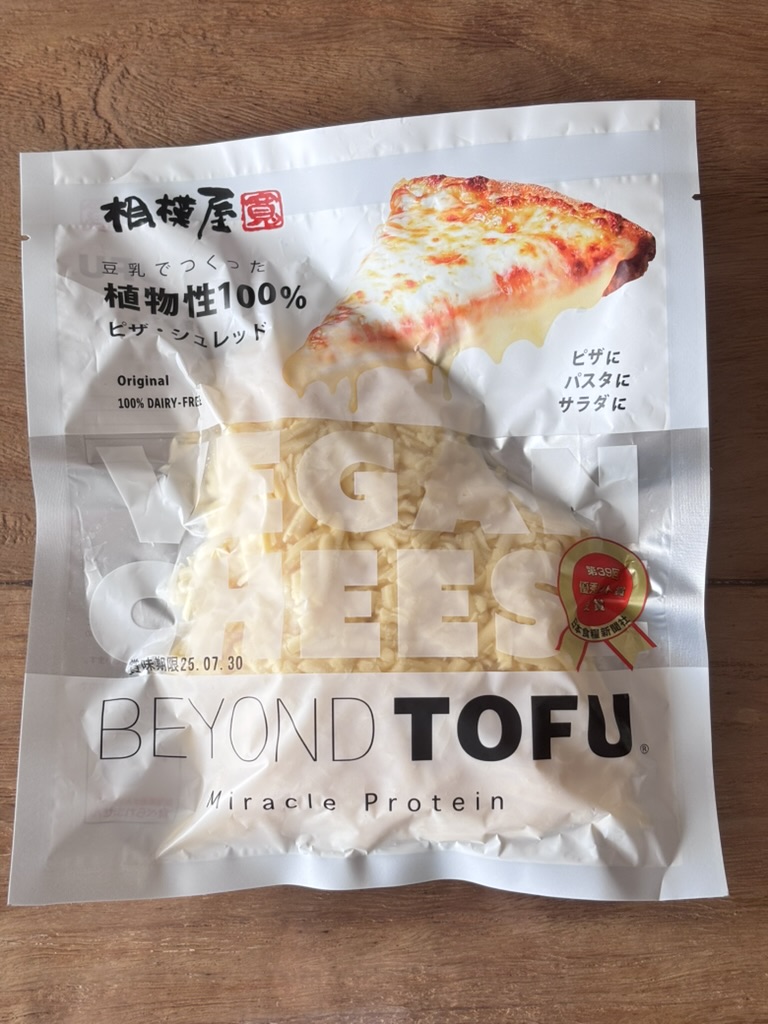 相模屋 豆乳でつくった植物性100％ピザ・シュレッドのパッケージ（表）